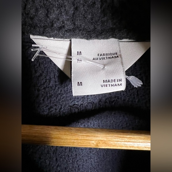 Vuori Alpine Sherpa Jacket in Black.  Size Medium 
Like New - Picture 13 of 13